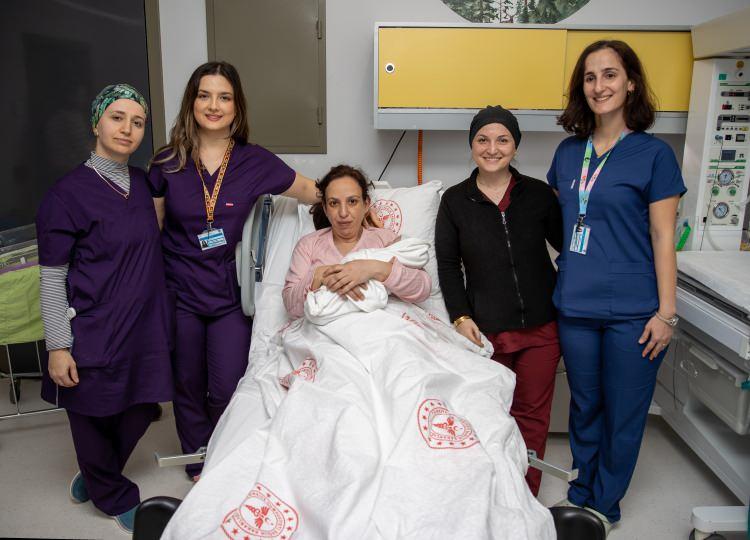 <p>Doğumu ger&ccedil;ekleştiren Uzman Doktor Duygu &Ccedil;akmak G&uuml;ner, hastanın ikinci gebeliği olduğunu ve normal doğumun ger&ccedil;ekleştiğini ifade etti.</p>
