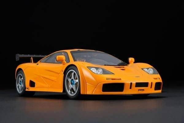 <p>McLaren'in ikonik &uuml;&ccedil; koltuklu otomobili, tasarımcı Gordon Murray'in parlak zek&acirc;sının &uuml;r&uuml;n&uuml; olan devrim niteliğinde bir modeldi. 1993 yılında &uuml;retilen ara&ccedil;, karbon fiber g&ouml;vdeli ilk &uuml;retim otomobiliydi ve BMW'nin 618 beygir g&uuml;&ccedil; ve 479 ft lbs tork &uuml;reten 6.1 litrelik V-12'sine sahipti.</p>
