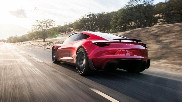 <p>Elon Musk Tesla'yı bir coupe ile piyasaya s&uuml;rd&uuml;, bu y&uuml;zden bu elektrikli Roadster k&ouml;klerine uygun bir d&ouml;n&uuml;ş. Sadece her şeyi 11'e &ccedil;ıkarmış.&nbsp;</p>
