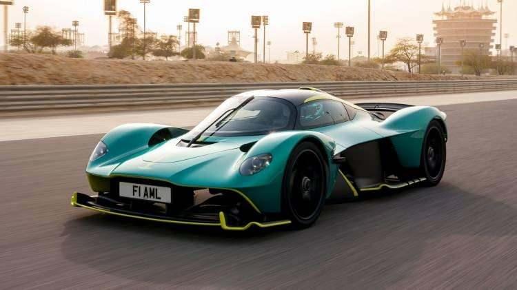 <p><strong><span style="color:#B22222">14)&nbsp; ASTON MARTIN VALKYRIE</span>&nbsp; |&nbsp; 402 KM/S</strong></p>
