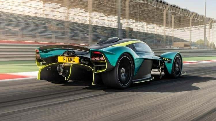 <p>Valkyrie ya da geliştirme aşamasındaki adıyla AM-RB 001, fevkalade vahşi g&ouml;r&uuml;n&uuml;ml&uuml; bir hiper otomobil. Koltuğunuzun arkasında, 6,5 litrelik Cosworth V-12 1.160 beygir g&uuml;&ccedil; &uuml;retiyor, bu da 60 mph hıza ulaşmak i&ccedil;in gereken 2,3 saniye boyunca i&ccedil; organlarınızı sıkıştırmak i&ccedil;in fazlasıyla yeterli.</p>
