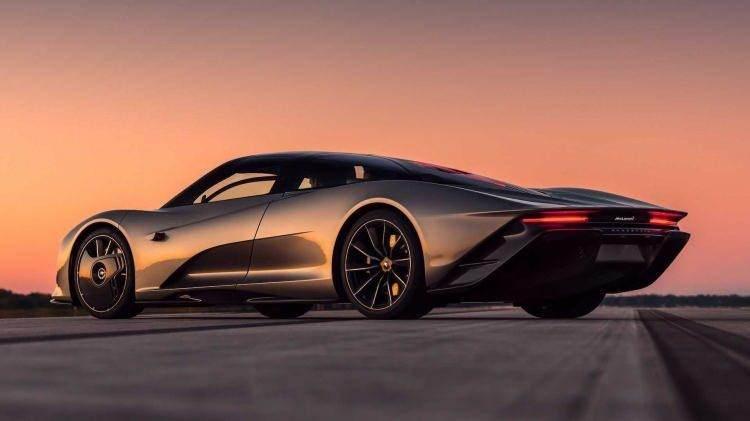 <p>Arkadan itişli Speedtail, 1.035 bg g&uuml;&ccedil; &uuml;reten bir hibrit sistem kullanıyor ve şık şekli ve hafif karbon fiber yapısı 250 mph'lik azami hızı i&ccedil;in bi&ccedil;ilmiş kaftan. <strong>McLaren, durma noktasından 186 mph hıza sadece 12,8 saniyede &ccedil;ıkacağını iddia ediyor ki bu g&ouml;z kamaştırıcı bir istatistik.</strong></p>
