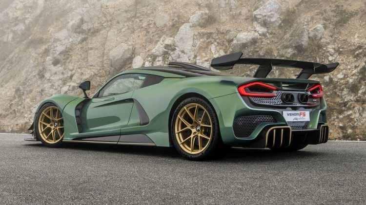 <p>Hennessey Performance Engineering'in Venom F5'i bayrağı b&uuml;y&uuml;k kardeşinden devralıyor ve roketler fırlatıyor. 6.6 litrelik &ccedil;ift turbolu V-8 1,817 bg g&uuml;&ccedil; ve 1,193 ft lbs b&uuml;k&uuml;m &uuml;reterek 2,950 kiloluk coupe'yi iki saniyenin altında 60 mph hıza ulaştırıyor.</p>
