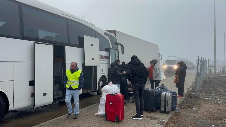 <p>İstanbul’dan Adana’ya giden Eren Durak yönetimindeki 01 PM 900 plakalı yolcu otobüsü, sisli havada Majek Jaroslaw’ın kullandığı WZ 844 HL plakalı tıra arkadan çarptı. </p>
