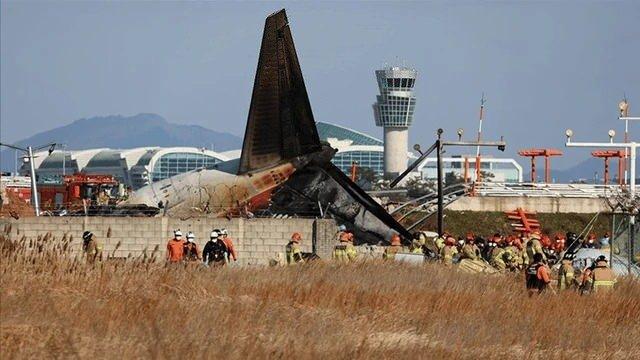 <p>Kamuoyuna yansıyan son veriler, Jeju Air’ın operasyon devamlılığına bakımdan daha fazla önem vererek uçuş güvenliğini tehlikeye atmış olabileceği yönünde endişelere yol açtı.</p>