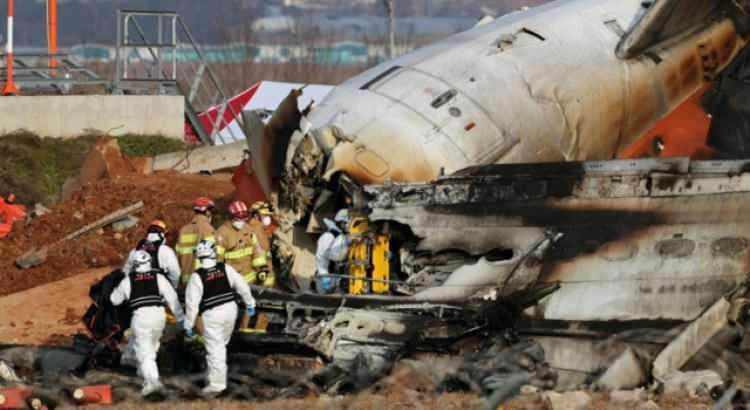 <p>Tayland'ın Bangkok şehrinden kalkan Jeju Air firmasına ait Boeing 737-800 tipi uçak 29 Aralık’ta Muan Uluslararası Havalimanı'na inişi sırasında pistten çıkarak duvara çarpmıştı. Kazada 179 kişi hayatını kaybederken, uçaktan yalnızca 2 kabin görevlisi yaralı olarak kurtulmuştu. Güney Kore Kara, Altyapı ve Ulaştırma Bakanlığı pilotun kulenin yaptığı kuş çarpması uyarısından sonra acil iniş izni istediğini ve iniş takımları kapalı şekilde iniş yaptığını açıklarken, kazanın kesin nedenini belirlemek üzere soruşturma başlatılmıştı.</p>
