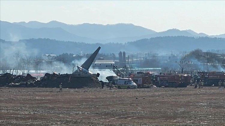 <p>Ayrıca kazaya karışan uçağın, olaydan önceki 48 saat içinde 13 uçuş gerçekleştirdiği belirlenmişti. Jeju Air ise kazanın ardından operasyonel güvenliği artırmak amacıyla Mart ayına dek uçuş sayılarını yüzde 10-15 oranında azaltmayı planladığını duyurmuştu.</p>