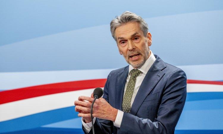 <p><span style="color:#B22222"><strong>10)&nbsp; HOLLANDA</strong></span></p>
