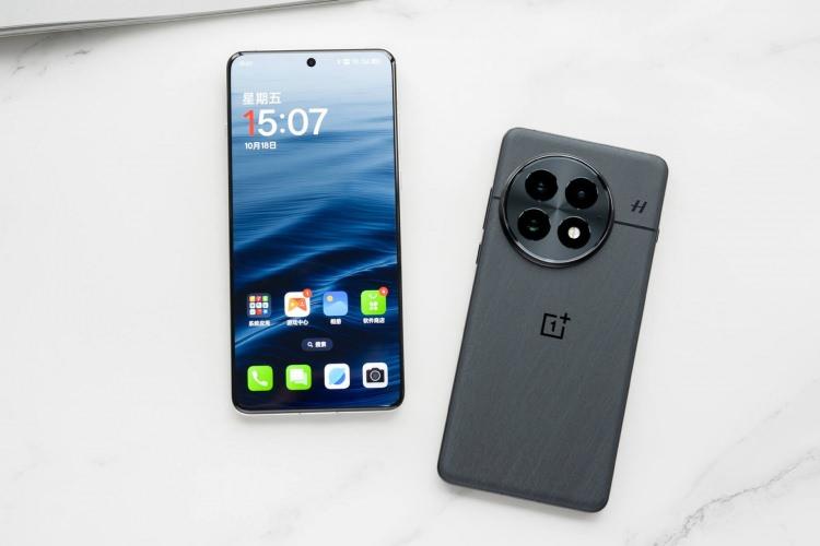 <p><span style="color:#B22222"><strong>9) ONEPLUS 13 </strong></span></p>