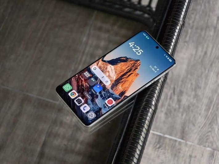 <p><span style="color:#B22222"><strong>7)  OPPO FIND X8</strong></span></p>
