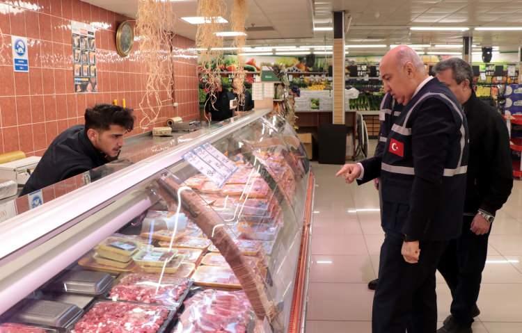<p>İncelemelerin ardından Antalya'da faaliyet gösteren firmanın kıymasında kanatlı eti, köftesinde ise tek tırnaklı et, Sivas'ta faaliyet gösteren süt ürünleri firmasının peynirinde de natamisin tespit edildi.</p>
<p> </p>