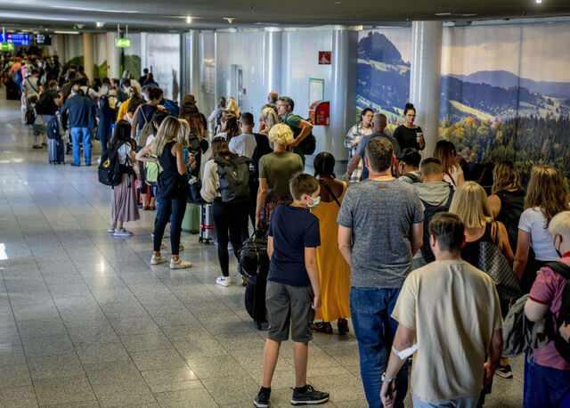 <p><strong>10. LİTVANYA, LETONYA, SLOVENYA, BİRLEŞİK ARAP EMİRLİKLERİ-</strong></p>
<p> </p>
<p>Litvanya, Letonya, Slovenya ve BAE listede 185 ülkeye vizesiz seyahat ile 10. sırayı paylaştı.</p>