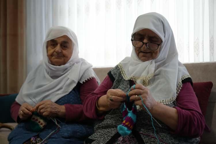 <p>Kocaeli'nde yaşayan Hayriye Aldırmaz (80) ile Hamiye Demir (85) kardeşler, 17 Ağustos 1999 Gölcük depremi sonrası kurulan yardım grubuna katılarak ihtiyaç sahibi kişiler için çeşitli örgü işleri örerek 25 yıllık vefa borçlarını ödüyorlar.</p>
