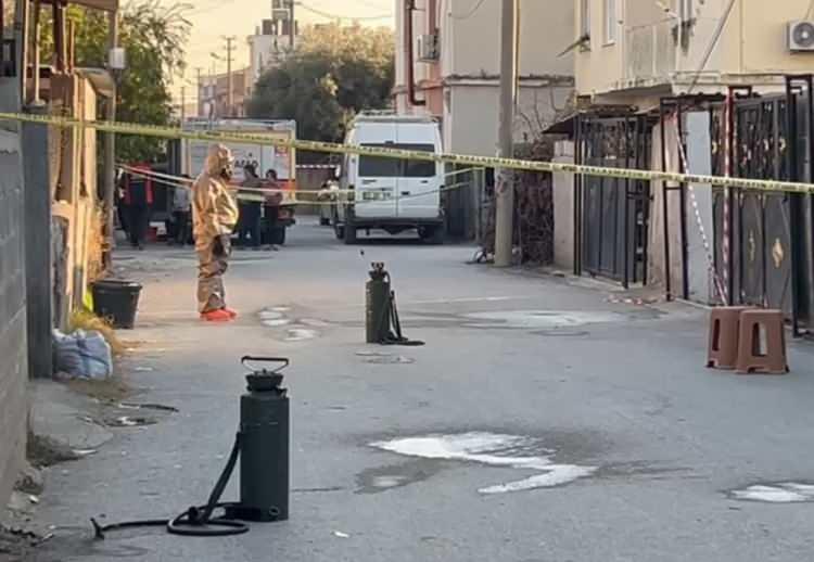 <p>Mersin’de evde farelere karşı zehir bırakan Suriyeli aynı aileden 3 çocuk feci şekilde hayatını kaybetti. Anne, baba ve diğer üç kardeşin ise tedavisi devam ediyor.</p>

<p>​</p>
