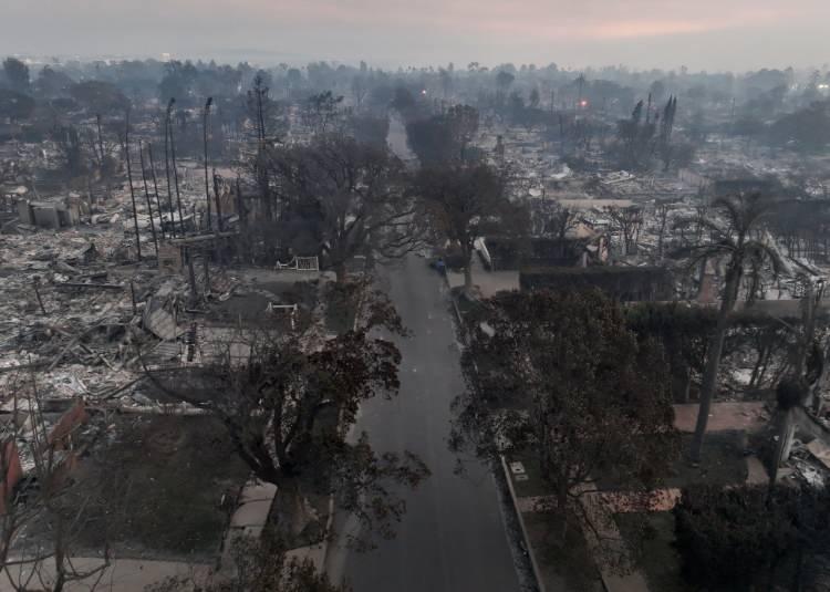 <p>Öte yandan felaketin yaşandığı bölgede Hollywood yıldızları çaresizce evlerinin yanmasını izledi. </p>
