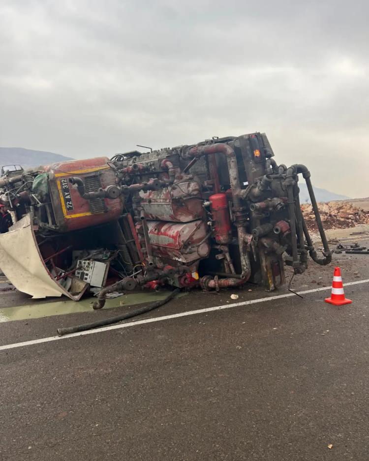 <p>Hasan A. (44) yönetimindeki 72 AY 312 plakalı petrol sondaj aracı, şoförünün direksiyon kontrolünü yitirmesi sonucu devrildi. </p>
