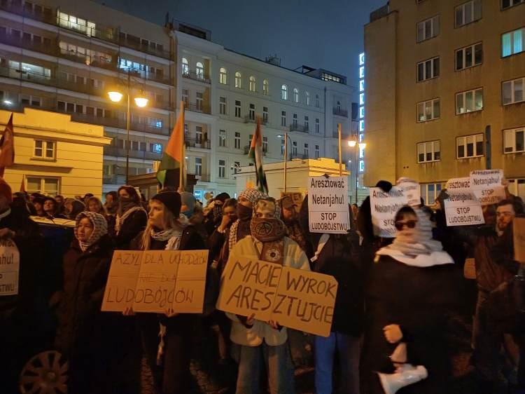 <p>Polonya'da yüzlerce kişi, Polonya hükümetinin İsrail Başbakanı Binyamin Netanhyahu adımına tepki verdi. </p>
