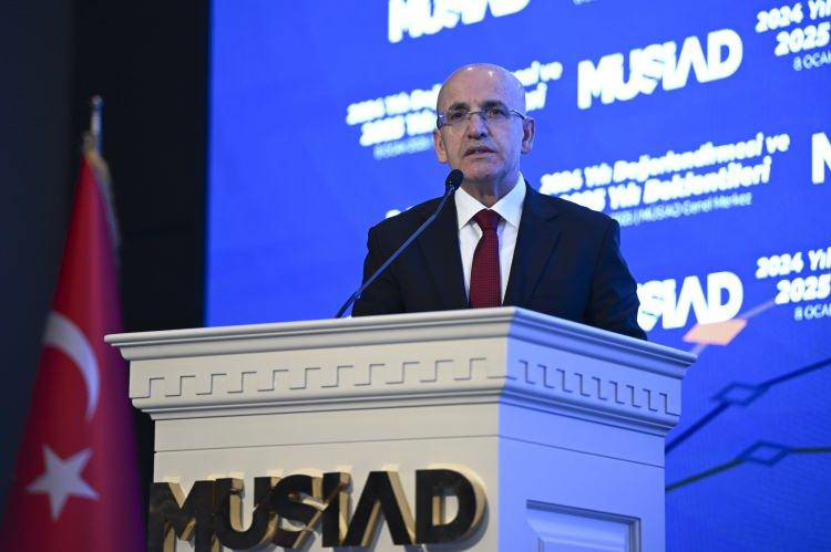 <p>Hazine ve Maliye Bakanı Mehmet Şimşek, İstanbul'da düzenlenen 'MÜSİAD 2024 Yılı Değerlendirmesi ve 2025 Yılı Beklentileri' programında yaptığı konuşmada ev sahibi olmak isteyen dar gelirliye konut müjdesi verdi.</p>
