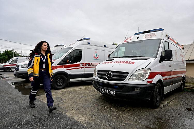 <p>Ambulans servisleri, uygunluk belgesi almadan ve asgari sayıda yeterlilik belgesini tamamlamadan faaliyete geçemeyecek, ambulanslar bu belge olmadan faaliyet gösteremeyecek. Ambulans servisi, ambulanslar ve sağlık hizmeti sunulan alanlarda bulunması zorunlu sağlık personeli yerine stajyer öğrenci çalıştırılamayacak.</p>
