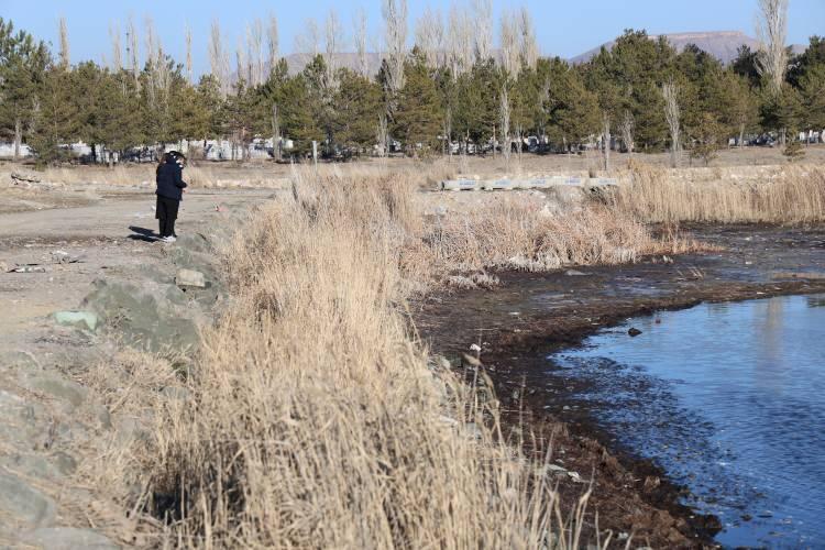 <p>Alınan bilgiye göre, "Ulusal Öneme Haiz Sulak Alan" olarak tescillenen Ulaş Gölü'nde balık ölümleri yaşanmaya başladı. </p>
