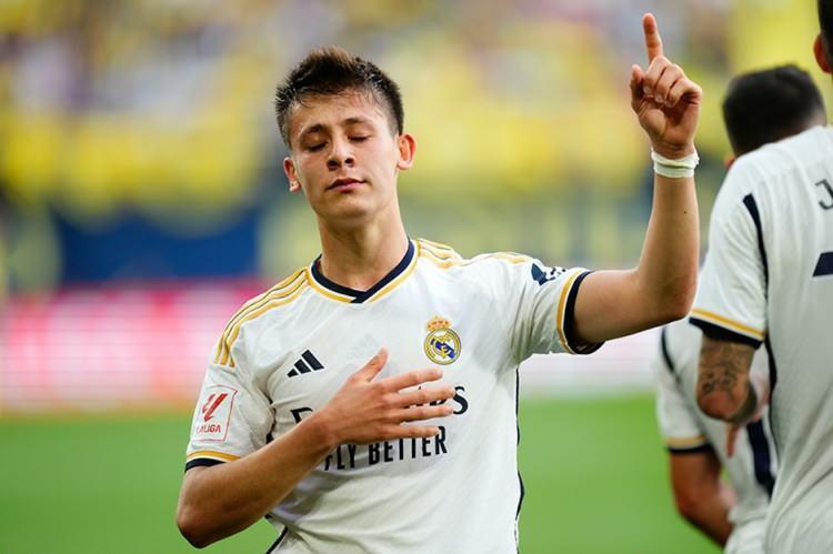 <p>19 yaşındaki futbolcunun Milan gibi üst düzey bir takımda düzenli süre alarak kendini geliştirebileceği ve Real Madrid'e çok daha güçlü dönebileceği vurgulandı.</p>