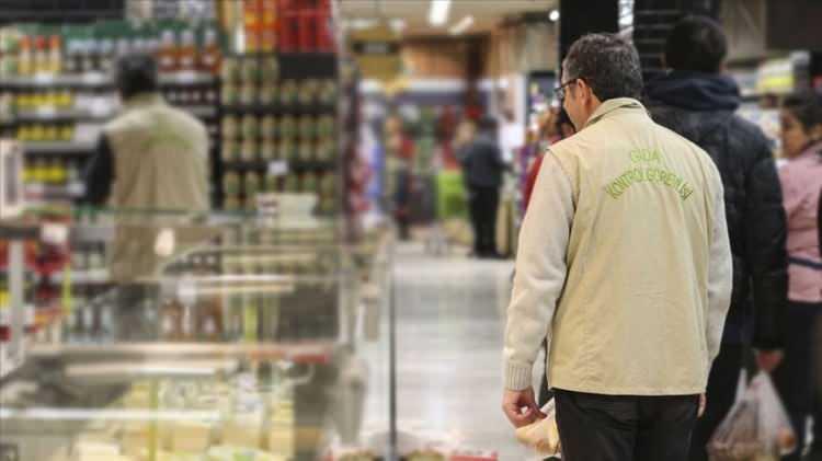 <p><strong>TURİSTİK TESİSTE HİLE</strong></p>
<p>Listeye Antalya'dan giren turistik bir otelde Adana kebap harcında kanatlı eti çıkması dikkati çekti.</p>