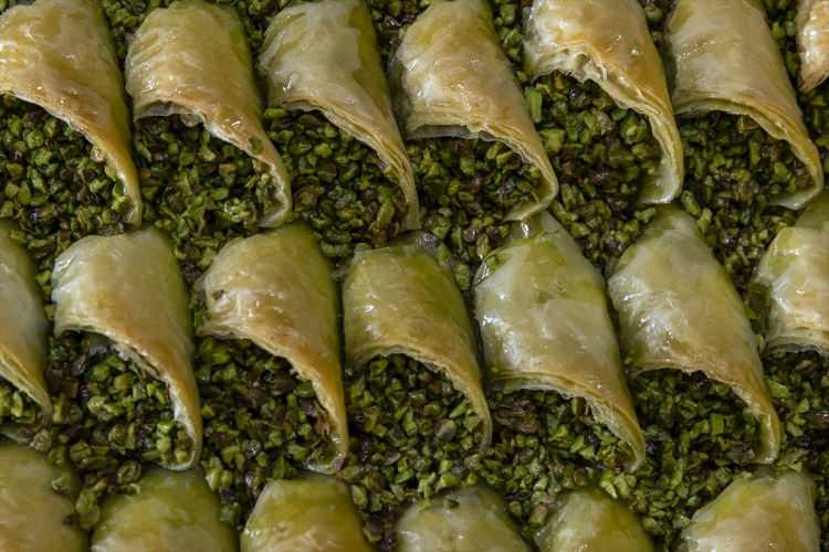 <p>Manda yoğurdunda inek sütü kullanıldı.</p>
<p>Sumakta gıda boyası tespit edildi. </p>
<p>Öte yandan baklavada, yer fıstığı olduğu tespit edildi. </p>