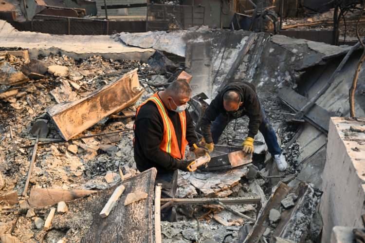 <p>Binanın pırıl pırıl beyazı, yıkımın arka planında göze çarpıyordu. Ancak Steiner'ın 4.200 metrekarelik, dört yatak odalı evinin hayatta kalmasının tesadüf olmadığına inanıyor. Depreme dayanıklı olarak tasarlanan ev, sıva ve taş duvarlar, yanmaz bir çatı ve aşağıdaki dalgalara dayanması için ana kayaya 50 metre çakılan kazıklar gibi son derece sağlam bir yapıya sahip.</p>
<p> </p>