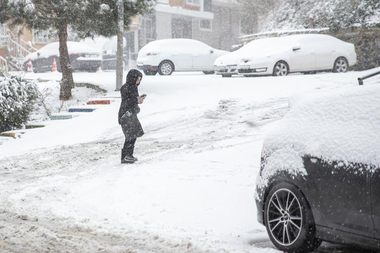 <p><a href="https://www.milliyet.com.tr/haberleri/meteoroloji" target="_blank">Meteoroloji</a><span style="color:rgb(38, 38, 38)"> Genel Müdürlüğü tarafından yapılan </span><a href="https://www.milliyet.com.tr/son-dakika-haberleri/" target="_blank">son</a><span style="color:rgb(38, 38, 38)"> tahminlere göre: Ülkemiz genelinin parçalı yer yer çok bulutlu, </span><a href="https://www.milliyet.com.tr/haberleri/marmara" target="_blank">Marmara</a><span style="color:rgb(38, 38, 38)">, Ege ve Batı Karadeniz ile Akdeniz'in batı, İç Anadolu'nun kuzeybatı kesimleri ve Hakkari çevrelerinin yağışlı geçeceği; Trakya'nın kuzey, Marmara'nın güney ve batı, Antalya'nın doğu kesimleri ile Ege kıyılarında yer yer kuvvetli olması beklenen yağışların genellikle yağmur ve sağanak, Trakya'nın iç kesimlerinde karla karışık yağmur ve yer yer kar, Hakkari çevrelerinde hafif kar şeklinde görüleceği tahmin ediliyor. </span>​</p>
