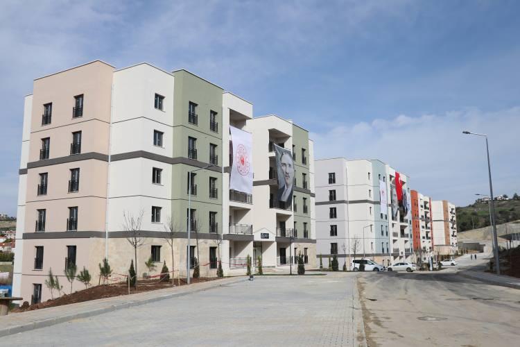 <p>Dün ilk toplantısını yapılan Nüfus Politikaları Yüksek Kurulu'nda yeni kararlar gündeme geldi. </p>
<p>Toplantı öncesi Cumhurbaşkanı Yardımcısı Cevdet Yılmaz, 2009’dan bu yana belirgin düşüş gözlemlenen doğurganlık ve nüfus yenileme seviyesini sürdürülebilir kılmak için eylem planı oluşturulacağını açıkladı.</p>