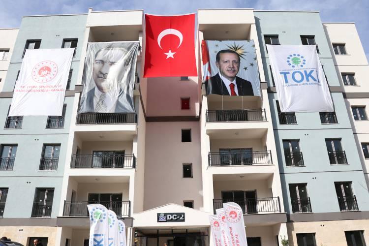 <p>Cevdet Yılmaz, 2025’in Aile Yılı ilan edildiğini anımsatırken, gelecek dönemde güçlü aile ve nüfus yapısı için kararlı adımlar atılacağını duyurdu.</p>