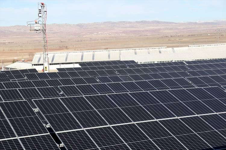 <p>İlçede besi ve tavuk çiftliği kuran Kepenek, artan elektrik maliyetini arım ve<strong> Kırsal Kalkınmayı Destekleme Kurumu (TKDK) ve Avrupa Birliği</strong> desteğiyle kurduğu GES'le tamamen ortadan kaldırdı. Kullanımından arta kalan elektriği de satarak şirket ekonomisine katkı sağladı. </p>
