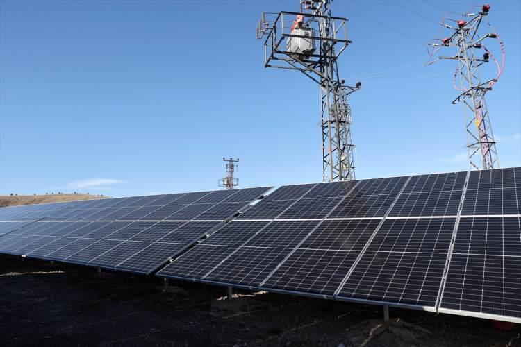 <p>Kepenek, kurdukları santralde günlük ortalama 3 bin 500 kilovatsaat (kWh) elektrik ürettiklerine dikkati çekerek, şunları kaydetti:  </p>

<p><strong>"Burası günlük yaklaşık 500 evin ihtiyacını karşılayan elektrik üretiyor. Devletimizin bize sunduğu imkanlardan yararlanarak burayı kurduk. Çok güzel bir proje, 1,5 yılda kendisini amorti etti. Aylık ortalama 250 bin lira elektrik ödememiz vardı, şimdi ödemiyoruz. Ödemediğimiz gibi aylık 100 bin liralık da elektrik satıyoruz. Çok güzel bir yatırım oldu, Allah devletimizden razı olsun. Burası atıl bir araziydi. Yeşil, temiz bir enerji ve bacasız fabrika oldu. Yenilenebilir enerji için çok güzel bir yatırım çünkü havayı ve doğayı kirletmiyoruz. Doğal kaynakları harcamadan enerji üretiyoruz."</strong></p>
