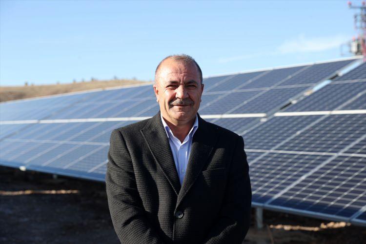 <p>Uzun yıllar Avusturya'da işçi olarak çalıştıktan sonra memleketi Sivas'ın Şarkışla ilçesine dönerek hayvancılığa başlayan 55 yaşındaki Ertuğrul Kepenek, devlet desteğiyle güneş enerji santrali (GES) kurdu.</p>
