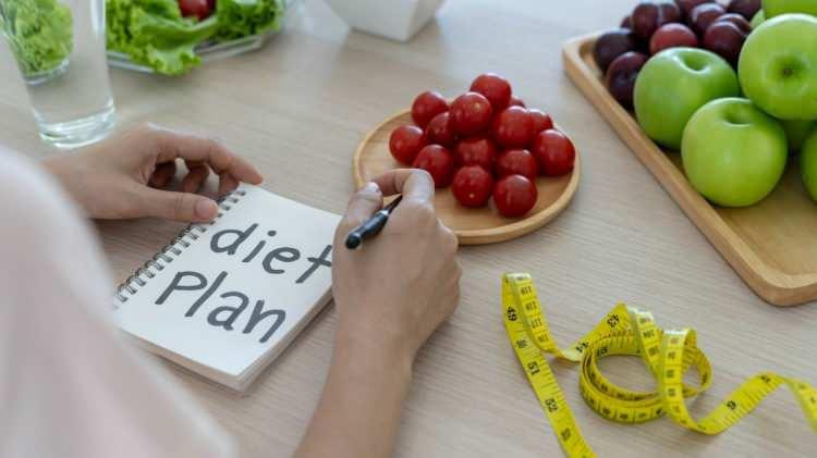 <p>Sağlıklı kilo vermek, diyet yapmadan da mümkün! Ancak, doğru kilo verme yöntemleri ve tüyolarına sahip olmak, başarılı olmanın anahtarı.</p>