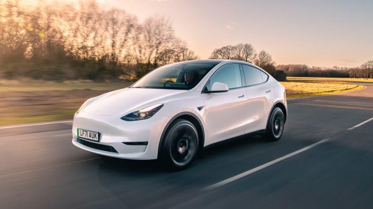<p><strong><span style="color:#B22222">5) TESLA MODEL Y </span> | 385 BİN 900</strong></p>