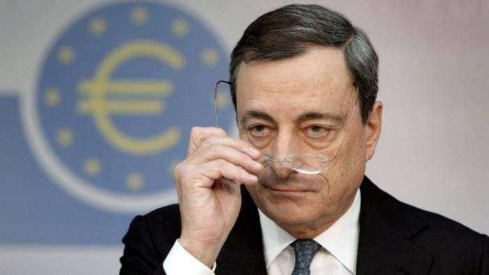 <p>2021 yılında ulusal birlik amaçlı bir koalisyona liderlik etmek amacıyla dışarıdan başbakan olarak atanan Draghi, koalisyon ortağı olan 5 Yıldız Hareketi'nin oylamayı boykot etmesi nedeniyle istifa etti.</p>
<p>Avrupa Merkez Bankası Başkanı olarak görev yaparken "Euro'yu kurtaran kişi" olarak ünlenen ve bu nedenle "Süper Mario" olarak anılan Mario Draghi, Şubat 2021'de pandemi sonrası İtalya'nın ekonomik kalkınmasını yönetme misyonuyla başbakanlığa getirilmişti.</p>
