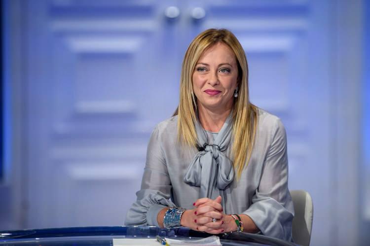 <p>Eylül 2022'de İtalya erken seçime gitti ve aşırı sağcı İtalya’nın Kardeşleri (FdI) partisi lideri Giorgia Meloni, seçimi kazanarak başbakan oldu.</p>
<p>Meloni, Ocak 2025 itibarıyla Avrupa siyasetinde yeri en garanti siyasi figürlerden biri.</p>