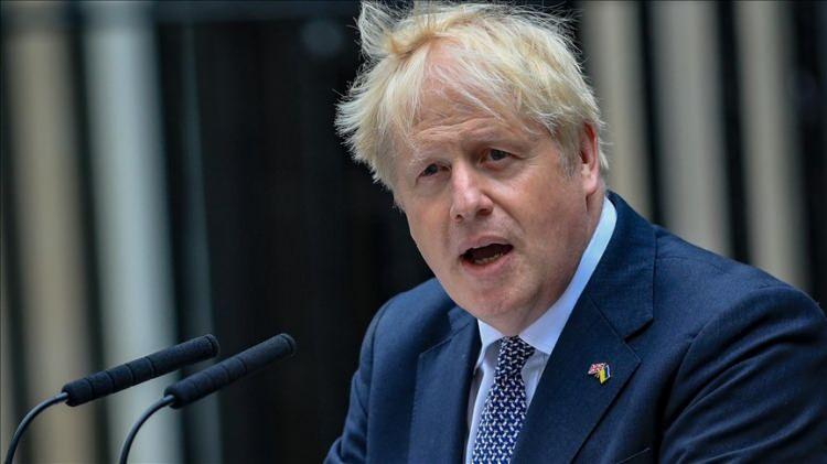 <p>May'in bırakmasının ardından Dışişleri Bakanı Boris Johnson başbakanlık görevini üstlendi. Ancak o da sadece 3 yıl görevde kalabildi.</p>
<p>Johnson'ın ardından başbakan seçilen Liz Truss 6 Eylül 2022'de göreve geldi, 25 Ekim 2022'de görevi bıraktı. Birleşik Krallık tarihindeki en kısa süre hizmet veren başbakan oldu.</p>
<p>Liz Truss'ın ardından başbakanlık görevini parti içi seçimde kazanan Rishi Sunak, 14 yıllık Muhafazakar Parti iktidarını İşçi Partisi'ne kaybederek, genel seçimlerin ardından görevi bıraktı.</p>