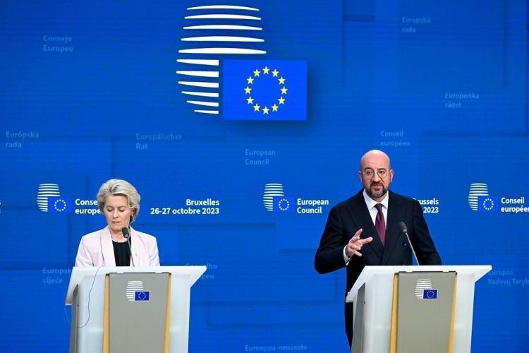 <p><strong><span style="color:rgb(178, 34, 34)">DİRENEN DİĞER İSİM AP'DE</span></strong></p>
<p>Avrupa Komisyonu Başkanı olan Ursula von Leyen, 2024 yılındaki Avrupa Parlamentosu seçimlerinin ardından güç kaybetse de yeniden AP tarafından Avrupa Komisyonu Başkanı seçildi.</p>
<p> </p>
<p>Ancak merkez sağın liderlerinden olan Leyen'in, parlamentoda gücünü artıran aşırı sağ bloklara karşı daha dikkatli bir politika yürütmesi gerekiyor.</p>