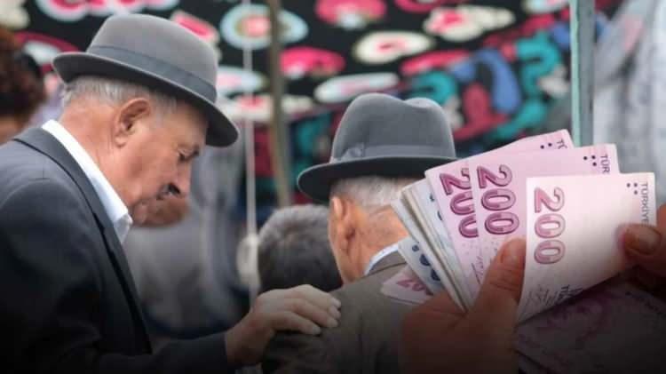 <p>En düşük memur emeklisi maaşı 17 bin 587 TL'den 19 bin 617 TL'ye çıktı.</p>
<p> </p>
<p>Bu durumda vefat eden sigortalı Emekli Sandığı'ndan ise:</p>