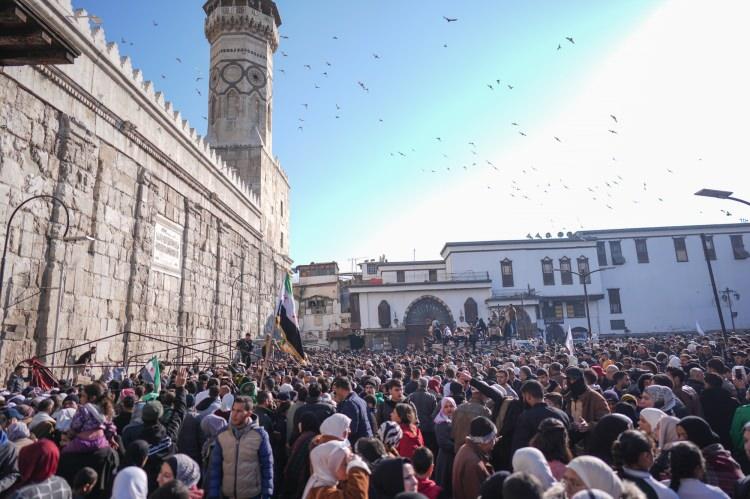 <p>Suriye'de 2 gün önce Cuma namazı sırasında yaşanan izdihamın nedeni ortaya çıktı. Başkent Şam'daki Emevi Camii'nde 5 kişinin ölümüne yol açan izdihamın tanıkları, olayın nedeninin bir sosyal medya fenomeninin ücretsiz yemek dağıtması olduğunu belirtti. </p>