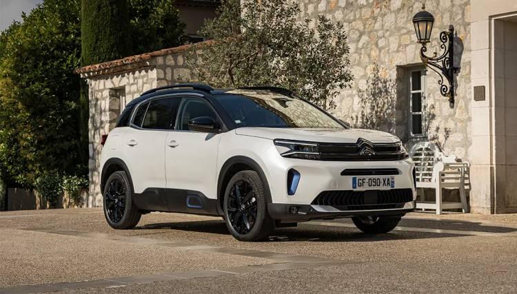 <p>'Citroen'in 'C4', 'C4 X' ve 'C5 Aircross' modellerinde, 250 bin lira için 12 ay ve yüzde 0 faizli kredi avantajı bulunuyor. '1.5 BlueHDI 130 HP' yeni nesil motora sahip 'Berlingo Kombi'nin yanı sıra 'Berlingo Van' modelleri, 250 bin lira için 12 ay vade ve yüzde 0 faizli kredi veya 700 bin lira için 12 ay vadeli ve yüzde 2,99 faizli kredi fırsatıyla Citroen mağazalarında yeni sahiplerini bekliyor.</p>
