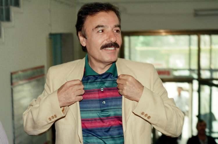 <p>Ferdi Tayfur'dan geriye 80 daire, 7 villa ve Marmaris'te bir ada başta olmak üzere pek çok gayrimenkul kaldı. Tayfur’un cenazesinde su yüzüne çıkan aile içi kavga nedeniyle mirasın nasıl bölüneceği merak konusu olmuştu. Tayfur'un serveti 5 çocuğu arasında pay edilecek. Bugün Tayfur'un sahip olduğu yarımada için bölgedeki emlakçılar, "En az 12 milyon dolar ediyor" diyor.</p>