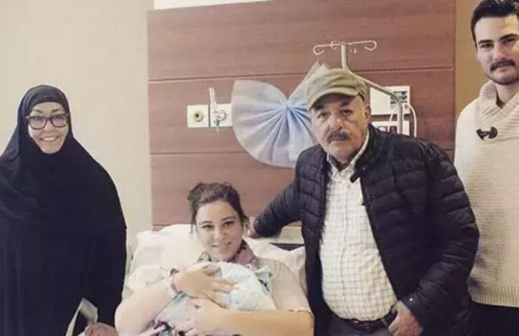 <p>İstanbul ve Adana'daki daireler, Türkiye sınırları içerisinde arsa ve araziler, yaptığı eserlerden elde ettiği hak edişler –ve halihazırda ömür boyu sürecek telifler- derken Ferdi Tayfur, yaklaşık 3 milyar TL gibi bir servete sahip...</p>