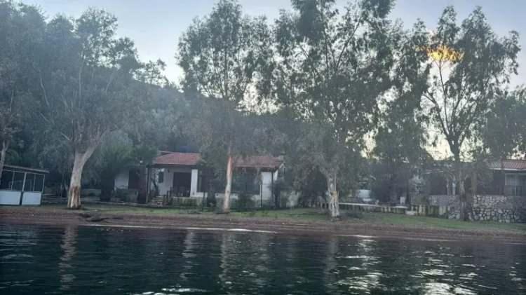 <p><span style="color:#B22222"><strong>CENNETİ 12 MİLYON DOLAR</strong></span></p>
<p><br />
Tayfur, Marmaris'teki yaşamı için hep 'Cennetim' demişti. Bugün Tayfur'un sahip olduğu yarımada için bölgedeki emlakçılar, "En az 12 milyon dolar eder" diyor. Yani bu arazinin fiyatı en az 400 milyon TL.</p>