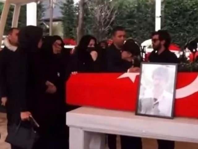 <p>Emirgan Camii'nde yatsı namazı öncesi okunan mevlide, Ferdi Tayfur için dualar okunurken, ardından katılanlara cami avlusunda döner-pilav ikramı yapıldı.</p>

<p> </p>

