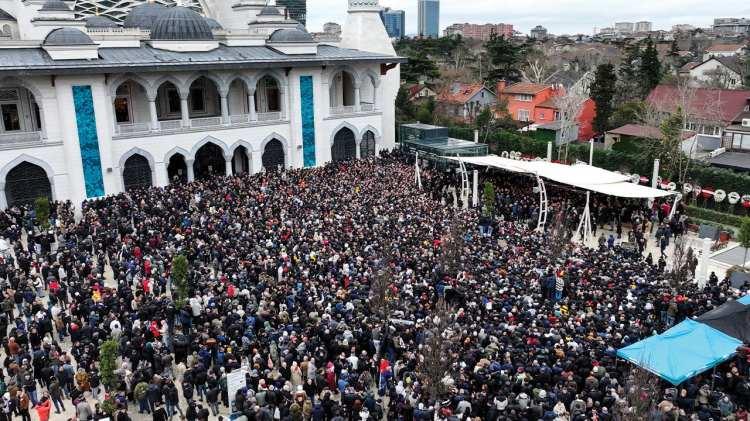 <p>Aynı mahallede camiye birkaç yüz metre uzaklıkta oturan anne ile kızın gerginlik olmaması için katılmadığının öğrenildiği mevlitte Ferdi Tayfur’un yeğeni Cumali Turanbayburt’tan barış çağrısı geldi.</p>

<p> </p>
