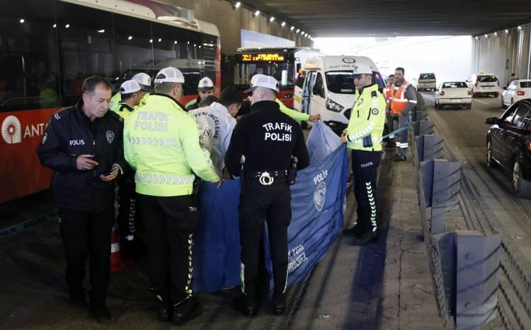 <p>Kaza, saat 10.00 sıralarında Muratpaşa ilçesi Yener Ulusoy Bulvarı’ndaki Güllük Altgeçidi’nde meydana geldi. </p>
