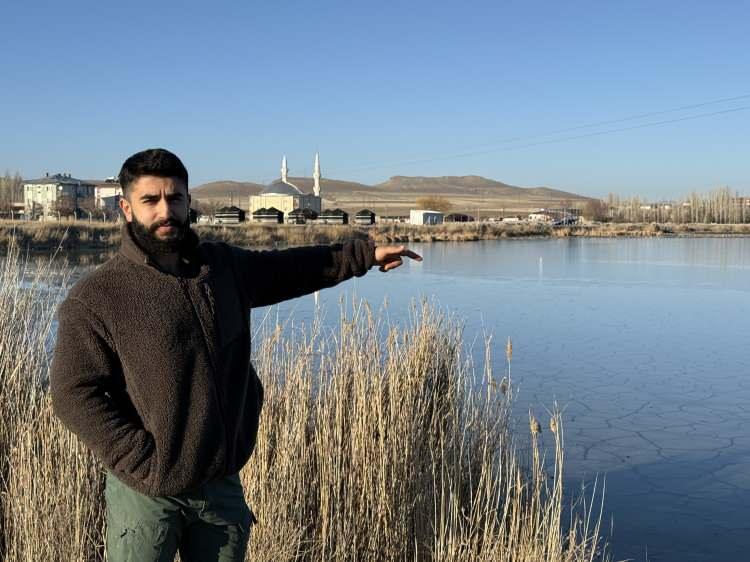 <p>Ulaş Gölü'nün ilçe için önemli olduğunu belirten Koray Kural, <strong>"İlçenin yerlisiyim. Burası ilçenin gölüydü aslında. Bakımsızlık ve kuraklık sonrası bu hale geldi. Bilinçsiz sulamada da kullanılıyor. Burada çok fazla balık ölümü yaşandı."</strong> şeklinde konuştu. </p>
